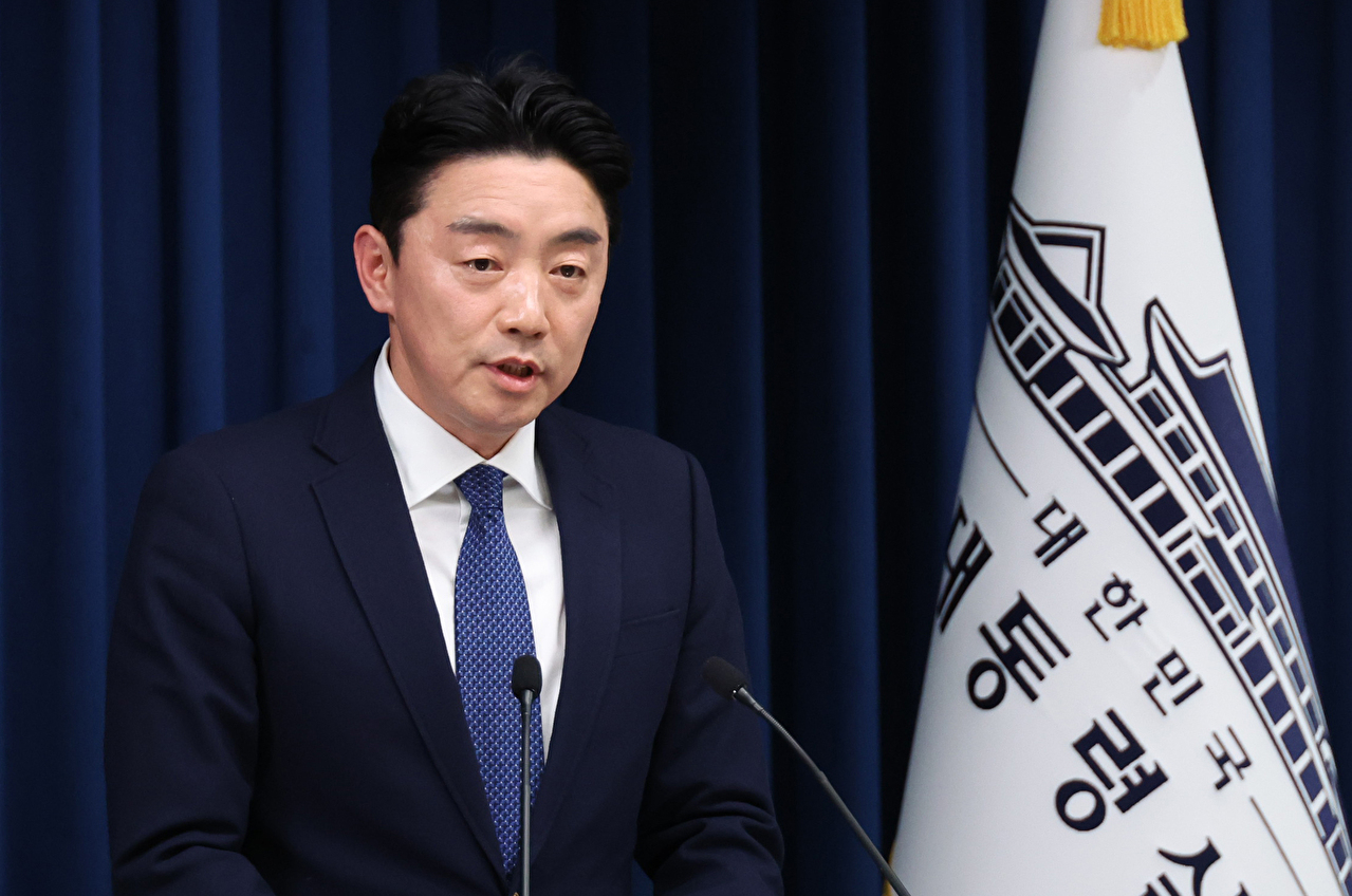 강훈식 대통령비서실장이 3일 용산 대통령실 기자회견장에서 재판중지법 관련 브리핑을 하고 있다. 2025.11.3 [사진=연합뉴스]