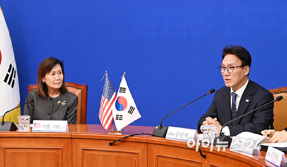 김민석 더불어민주당 당대표가 15일 서울 여의도 국회에서 미셸 스틸 주한미국대사를 접견, 대화를 나누고 있다. [사진=곽영래 기자]