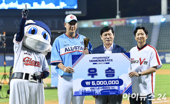 15일 오후 서울 잠실야구장에서 '2022 신한은행 SOL KBO 올스타전' 홈런레이스가 열렸다. 홈런레이스 우승을 차지한 롯데 이대호(은퇴)가 허구연 KBO 총재와 기념촬영을 하고 있다. [사진=아이뉴스24 포토 DB]