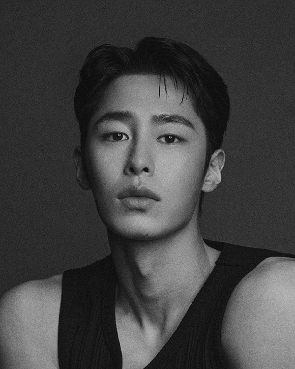 배우 이재욱이 넷플릭스 시리즈 '탄금' 인터뷰에 임한 가운데 프로필 촬영에 임하고 있다. [사진=로그스튜디오]
