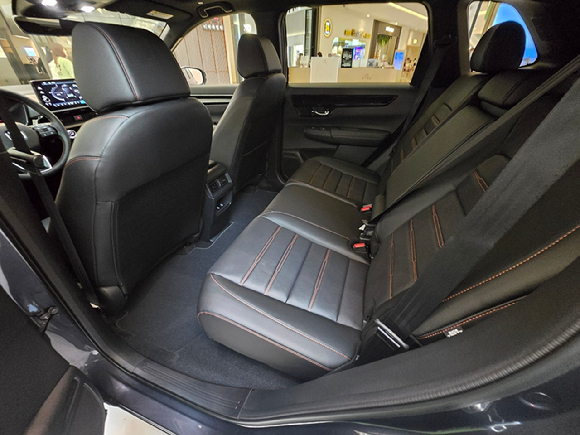 21일 경기도 하남시 스타필드 하남에서 열린 '혼다 뉴 CR-V 하이브리드 익스피리언스 위크(Honda New CR-V Hybrid Experience Week)' 팝업 전시장에 전시된 혼다 '2026년형 뉴 CR-V 하이브리드'. [사진=김종성 기자]