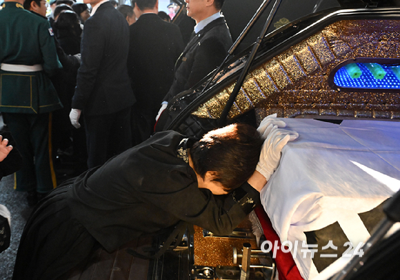 12일 오전 경기 성남시 분당구 국군수도병원 장례식장에서 코브라 헬기 추락으로 순직한 故 장희성‧정상근 준위 영결식이 엄수되고 있다. [사진=사진공동취재단]