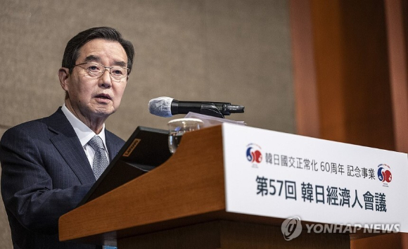 김윤 한일경제협회 회장과 아소 유타카 일한경제협회 부회장을 비롯한 내빈들이 27일 서울 중구 롯데호텔에서 열린 제57회 한일경제인회의 개회식에서 기념 촬영하고 있다. 앞줄 왼쪽부터 조현준 효성그룹 회장, 박승희 삼성전자 사장, 신동빈 롯데그룹회장, 윤진식 한국무역협회장, 정인교 통상교섭본부장,김윤 한일경제협회 회장, 아소 일한경제협회 부회장, 미즈시마 코이치 주한 일본대사, 코지 아키요시 아사히그룹 홀딩스 회장 및 일한경제협회 차기회장. [사진=연합뉴스]