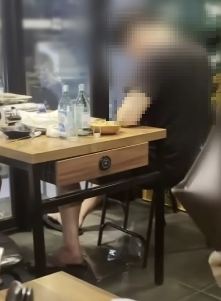 식당에서 술에 취해 앉은 채로 용변을 본 손님의 영상이 논란이다 [사진=JTBC '사건반장' 캡처]