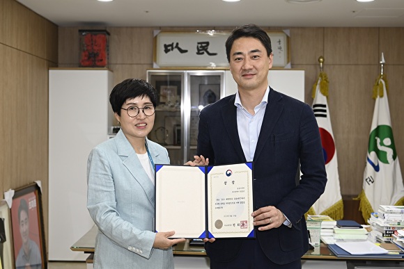 30일 최재훈 달성군수(오른쪽)가 관계자와 함께 대한민국 국토대전 국토부장관상 상장을 들어보이고 있다. [사진=달성군]