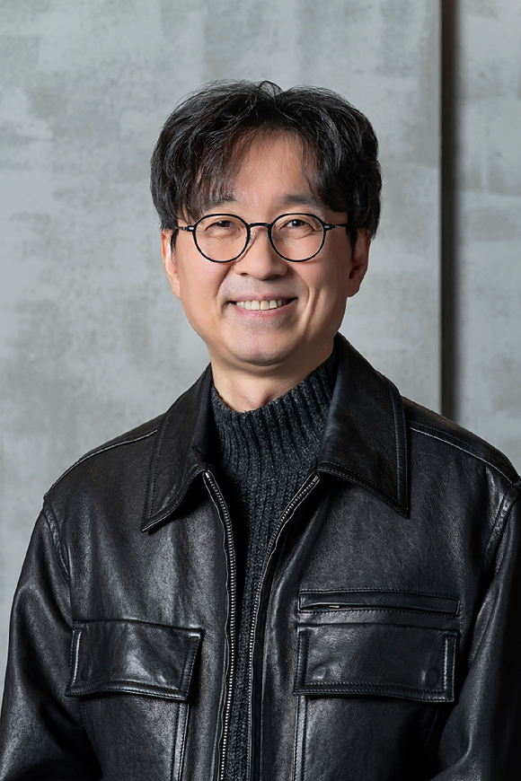 장항준 감독이 영화 '왕과 사는 남자' 인터뷰에 앞서 포즈를 취하고 있다. [사진=(주)쇼박스]