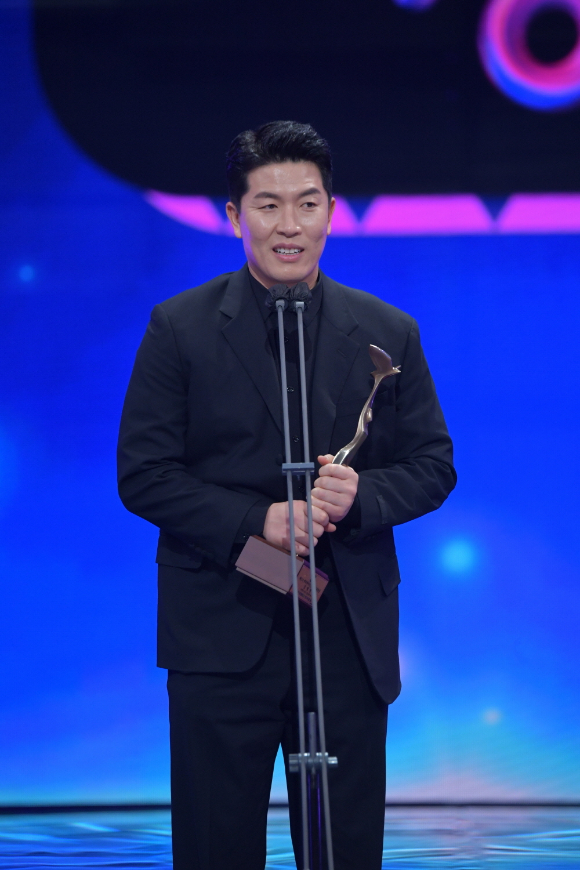 방송인 김병현이 25일 오후 서울 여의도 KBS에서 열린 '2021 KBS 연예대상'에서 리얼리티 베스트엔터테이너상을 수상한 후 수상소감을 전하고 있다. [사진=KBS]