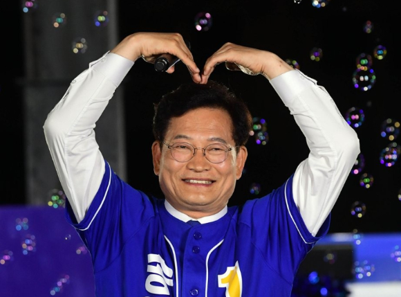 지난 2022년 당시 더불어민주당 송영길 서울시장 후보가 서울 용산역광장에서 열린 마지막 집중유세에서 지지자에게 인사하고 있다. [사진=연합뉴스]