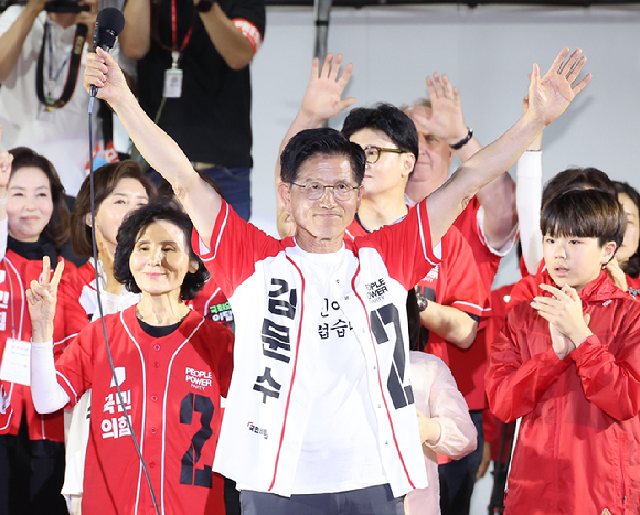 김문수 국민의힘 대선 후보가 2일 서울시청 앞 서울광장에서 열린 피날레 유세에서 지지를 호소하고 있다. 2025.6.2 [사진=연합뉴스]