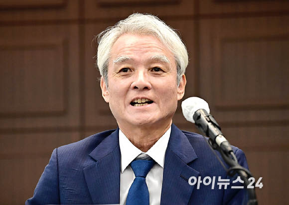 영풍 강성두 사장이 27일 오전 서울 중구 프레스센터에서 열린 영풍 '고려아연 주식 공개매수' 설명 기자간담회에서 발언하고 있다. [사진=곽영래 기자]