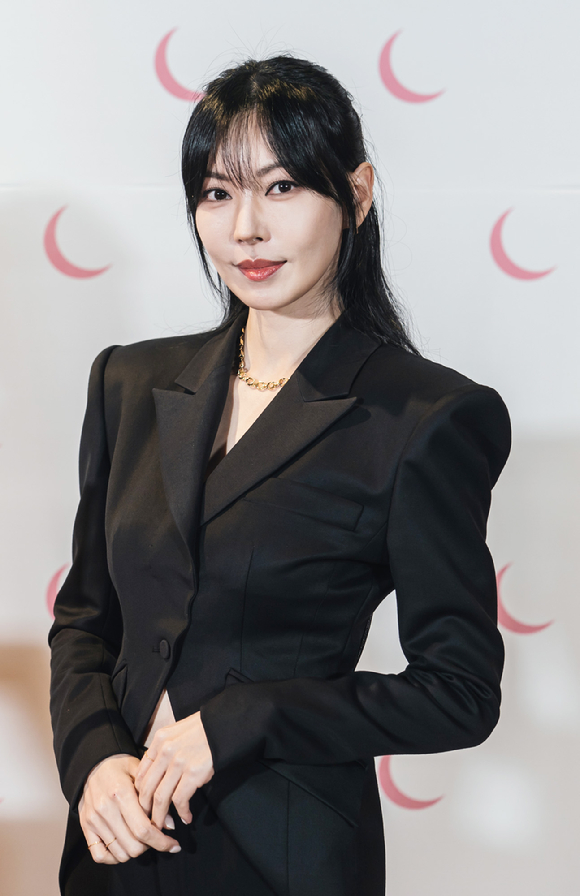 배우 김소연이 3일 온라인으로 진행된 tvN 새 토일드라마 '구미호뎐1938' 제작발표회에 참석하고 있다. [사진=tvN]