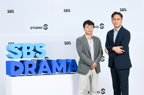 홍성창 스튜디오S 대표, 김기슭 SBS 편성실장이 1일 서울 마포구 호텔 나루 서울 엠갤러리 앰배서더에서 열린 SBS 미디어데이 'SBS DRAMA NEXT EPISODE'(SBS 드라마 넥스트 에피소드)에서 포즈를 취하고 있다. [사진=SBS]