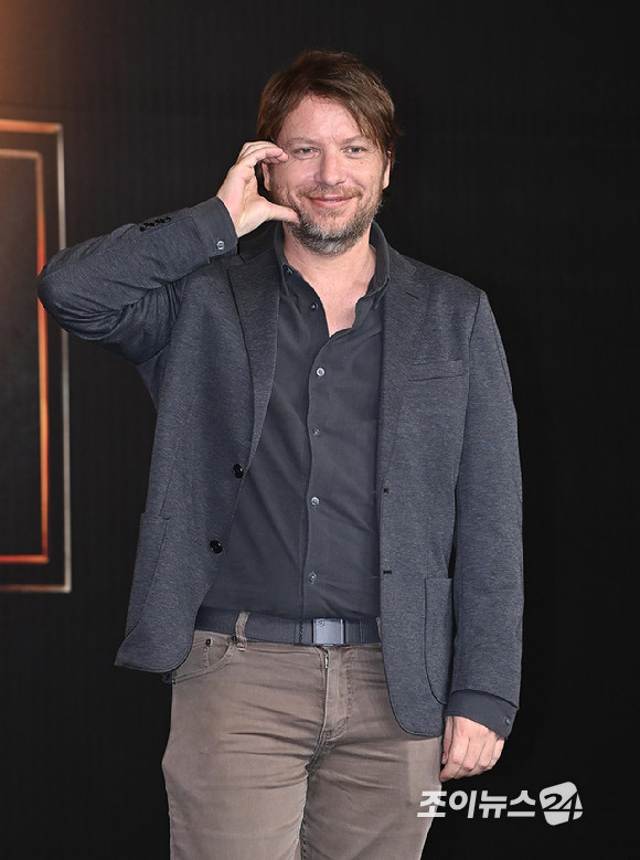 할리우드 배우 루퍼트 프렌드, 스칼렛 요한슨, 조나단 베일리, 가렛 에드워즈 감독이 1일 오후 서울 종로구 포시즌스 호텔 서울에서 열린 영화 '쥬라기 월드: 새로운 시작' 내한 기자간담회에서 포토타임을 갖고 있다. [사진=곽영래 기자]