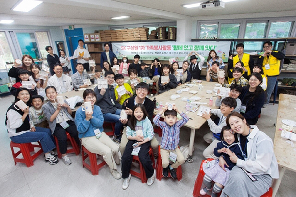 SK 임직원과 가족들이 20일 서울 은평구 사회적 경제 기업 스프링샤인에서 봉사활동을 하고 있다. [사진=SK케미칼]