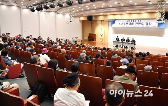 강창일 전 주일대사가 2일 오후 서울 여의도 국회도서관 대강당에서 'K민주주의와 한반도평화'라는 주제로 열린 포럼에서 발언을 하고 있다. [사진=곽영래 기자]