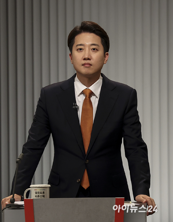 이준석 개혁신당 대선 후보가 23일 서울 영등포구 KBS본관 스튜디오에서 열린 중앙선거방송토론위원회 주관 제21대 대통령선거 2차 후보자토론회에서 발언하고 있다. [사진=국회사진기자단]