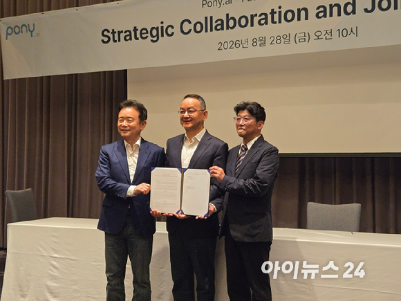 남경필 퓨처링크&middot;포니링크 회장(왼쪽부터)과, 제임스 펑(James Peng) Pony.ai 공동창업자 겸 CEO, 차두원 퓨처링크 대표이사 지난 28일 서울 여의도 콘래드 서울에서 전략적 협력 협약식을 체결하고 있다. [사진=최란 기자]