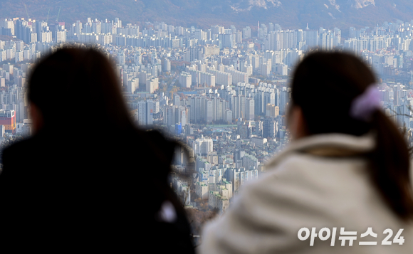 서울 북한산에서 바라본 서울 아파트 전경. [사진=김성진 기자]