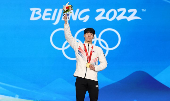 2022 베이징동계올림픽 남자 쇼트트랙 1500m 금메달리스트가 된 황대헌은 11일 중국 베이징에 있는 캐피털 경기장에서 열리는 남자 500m 예선에 출전한다. 사진은 1500m 시상식에 금메달을 들고 포즈를 취하고 있는 황대헌. [사진=뉴시스]