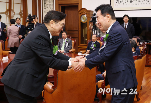 우원식 국회의장이 17일 국회에서 열린 제77주년 제헌절 경축식에 앞서 전직 국회의장 등 원로들과 인사하고 있다. [사진=곽영래 기자]