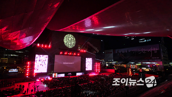 6일 부산 해운대구 영화의전당에서 제31회 부산국제영화제 개막식 행사가 펼쳐지고 있다. [사진=정소희 기자]