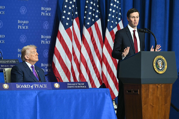 도널드 트럼프 미국 대통령(왼쪽)과 사위 재러드 쿠슈너. [사진=AFP 연합뉴스]