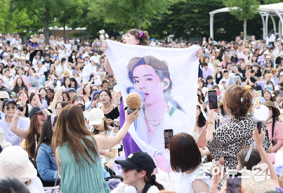 17일 서울 영등포구 여의도 한강공원에서 열린 방탄소년단 데뷔 10주년 FESTA @여의도(BTS 10th Anniversary FESTA @Yeouido)에 참석한 팬들이 'BTS 히스토리 월' 코너를 즐기고 있다. [사진=정소희 기자]