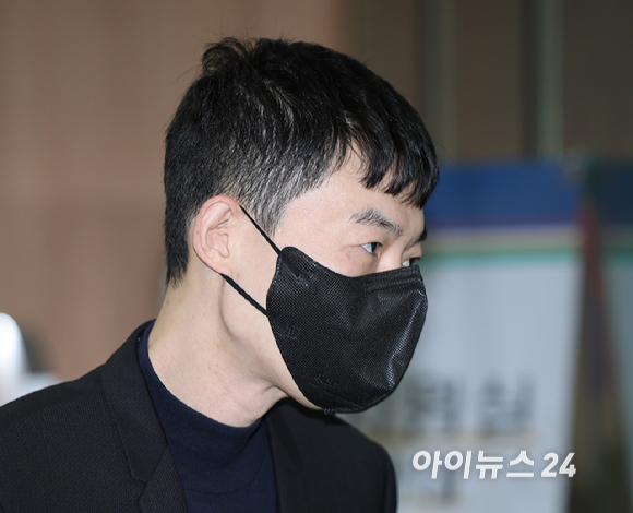 수능 모의고사 문항 거래 혐의를 받는 강사 현우진이 24일 서울 서초구 서울중앙지방법원에서 열리는 공판에 출석하고 있다. [사진=사진공동취재단]