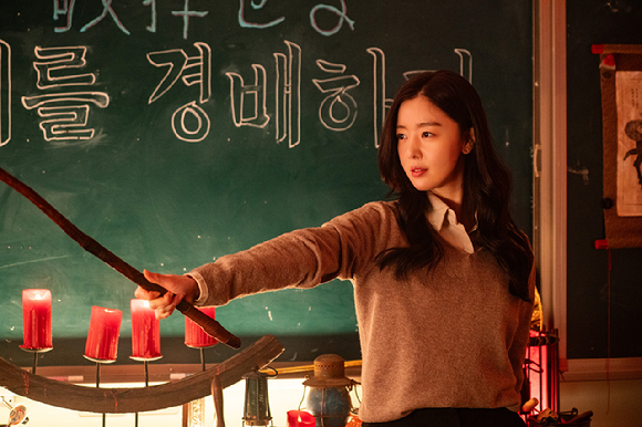 배우 한선화가 영화 '교생실습' 인터뷰에 앞서 포즈를 취하고 있다. [사진=고스트스튜디오]
