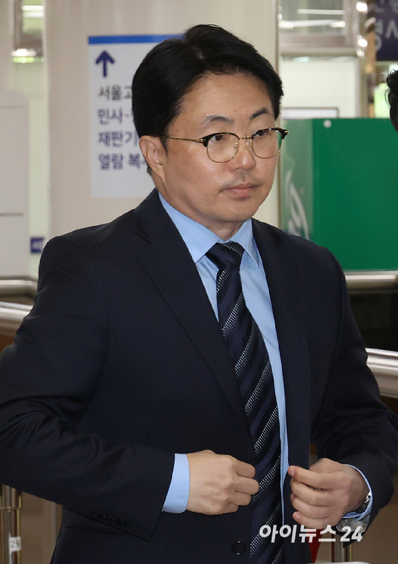 '김건희 집사'로 알려진 김예성 씨가 29일 오후 서울 서초구 서울고등법원에서 열린 횡령 등 혐의 항소심 선고 공판에 출석하고 있다. [사진=곽영래 기자]