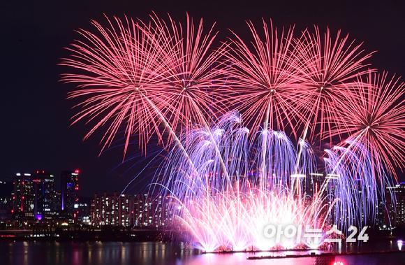 27일 저녁 서울 여의도 한강공원 일대에서 열린 '한화와 함께하는 서울세계불꽃축제 2025'에서 화려한 불꽃들이 밤 하늘을 수놓고 있다. [사진=정소희 기자]