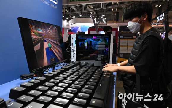 17일 부산 해운대구 우동 벡스코에서 열린 국제게임전시회 '지스타 2022'에서 관람객들이 게임 시연을 하고 있다. [사진=김성진 기자]