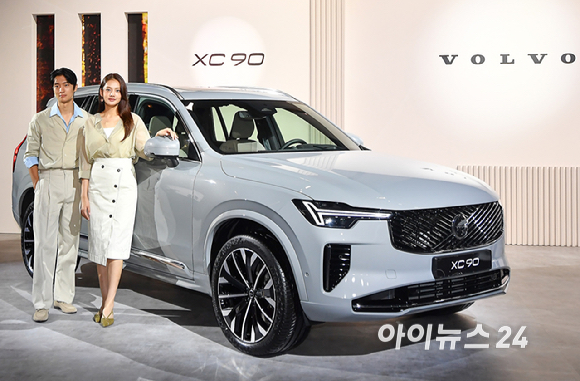 볼보자동차코리아가 2일 서울 광진구 비스타 워커힐에서 신형 XC90 과 S90을 국내 최초 공개행사에서 모델들이 포즈를 취하고 있다.볼보자동차코리아는 현대적인 스칸디나비아 스타일과 최첨단 기술이 적용된 스웨디시 럭셔리 플래그십 신형 XC90 및 S90을 동시에 출시했다. [사진=곽영래 기자]