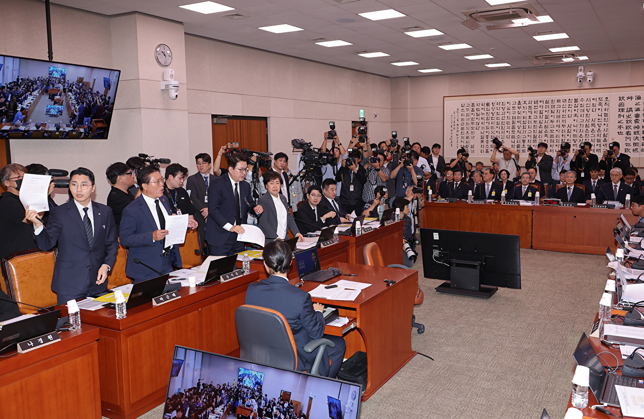 이재명 정부 첫 국정감사가 시작된 13일 서울 여의도 국회에서 열린 법제사법위원회 국정감사에서 국민의힘 의원들이 의사진행 발언을 요청하고 있다. 2025.10.13 [사진=연합뉴스]