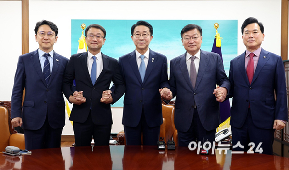 조정식 국회의장이 11일 오후 서울 여의도 국회의장 집무실에서 여야 원내대표와 회동 전 기념촬영을 하고 있다. 왼쪽부터 한병도 더불어민주당 원내대표, 조 국회의장, 정점식 국민의힘 원내대표. [사진=곽영래 기자]