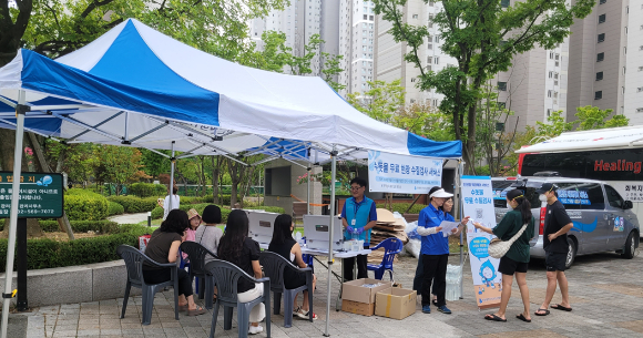 인천시상수도사업본부가 8일 청라국제도시 아파트 지하 주차장 전기차 화재 사고 현장에서 무료 수질 검사 접수를 받고 있다. [사진=인천시]