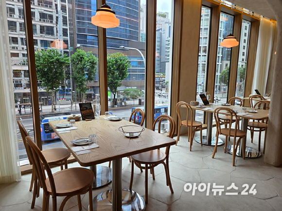 올리페페 강남점 내부. 한쪽 벽면에는 와인이 진열돼 있고, 매장 중앙에는 대형 피자 화덕이 자리하고 있다. [사진=구서윤 기자]