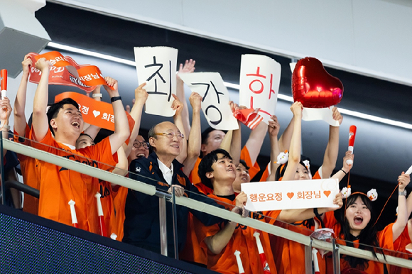 한화그룹 김승연 회장이 임직원들과 함께 경기를 관람하고 있다. [사진=한화]