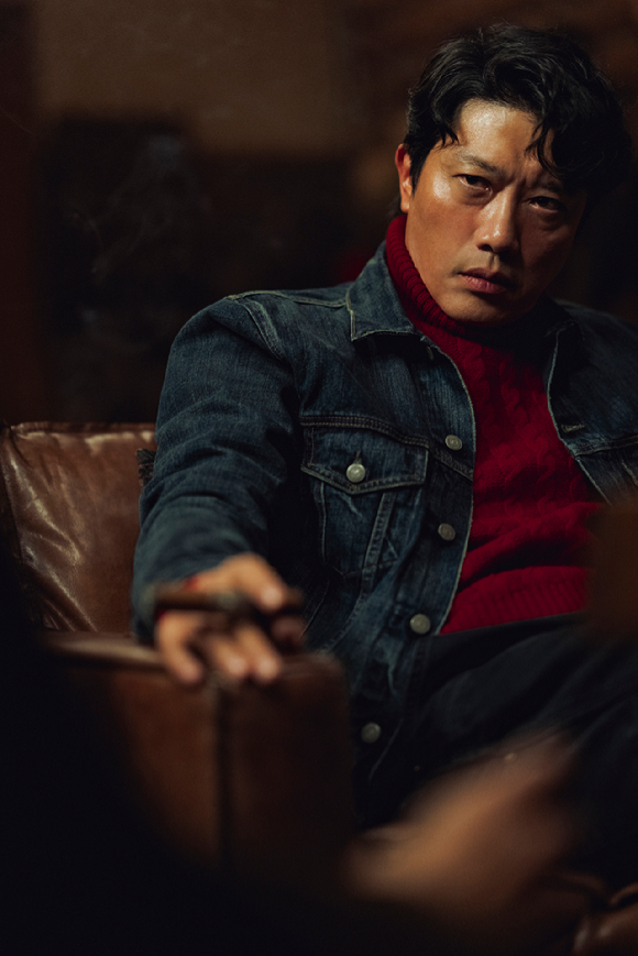 배우 박희순이 영화 '어쩔수가없다'에서 열연하고 있다. [사진=CJ ENM]