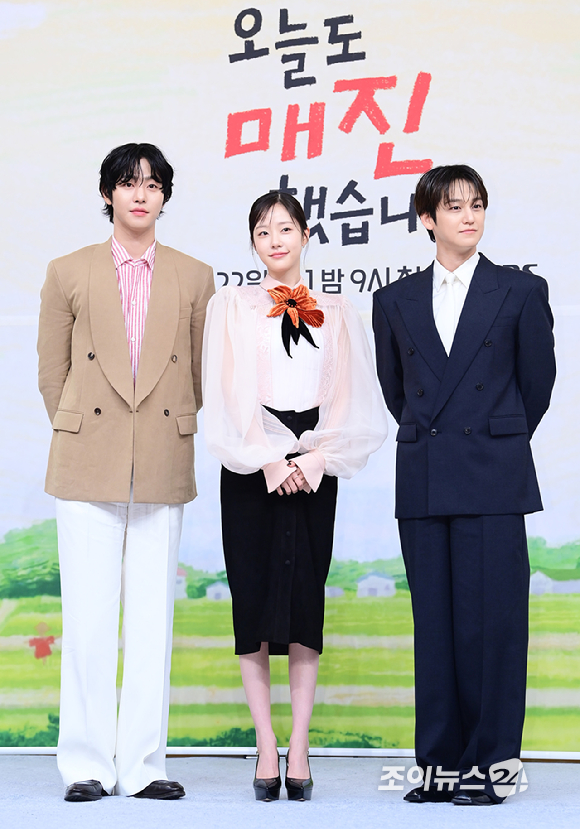 배우 채원빈-안효섭-김범이 15일 오후 서울 목동 SBS에서 열린 SBS 새 수목드라마 '오늘도 매진했습니다' 제작발표회에 참석하고 있다. [사진=정소희 기자]