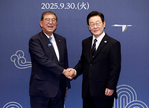 이재명 대통령과 이시바 시게루 일본 총리가 30일 부산 누리마루 APEC 하우스에서 정상회담에 앞서 악수하고 있다. 2025.9.30 [대통령실통신사진기자단] [사진=연합뉴스]