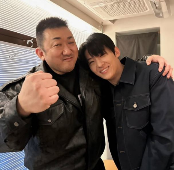 덱스, 마동석과 다정 투샷...포옥 안겨 &quot;소녀가 되&quot;