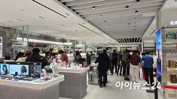 12일 외국인 관광객이 신세계면세점 명동점 K-WAVE존에 진열된 방탄소년단 굿즈를 둘러보고 있다. [사진=진광찬 기자]