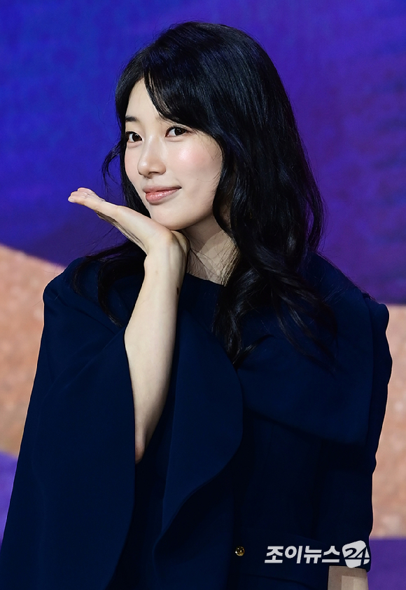 &apos;다지니&apos; 수지 &quot;송혜교와 촬영 후 친해져⋯김우빈과 오피스물로 만나고파&quot;