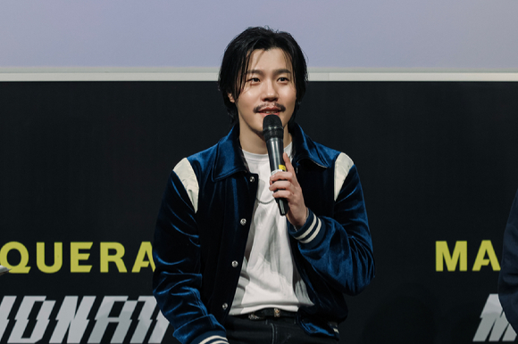 가수 미드낫이 15일 서울 용산구 CGV 용산에서 가수 미드낫(MIDNATT) 디지털 싱글 'MASQUERADE' 발매 기념 기자간담회에서 포즈를 취하고 있다. [사진=하이브]