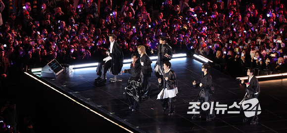 방탄소년단(BTS)이 21일 오후 서울 광화문 광장에서 정규 5집 '아리랑(ARIRANG)' 앨범 발매를 기념해 컴백 무대를 선보이고 있다. [사진=사진공동취재단]