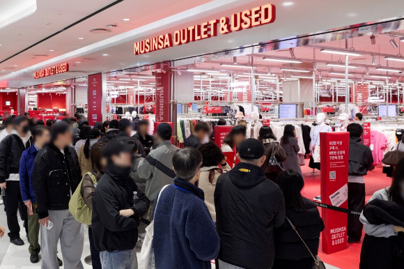 무신사 아울렛에서 고객이 QR 코드로 가격, 제품 정보를 확인하고 있다. [사진=송대성 기자]