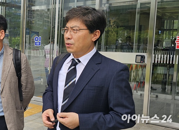 송영섭 변호사가 재판 뒤 기자들과 만나 박경귀 아산시장의 모욕 혐의에 대해 설명하고 있다 [사진=정종윤 기자]