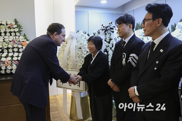 제임스 헬러 주한 미국대사대리가 29일 서울 종로구 서울대학교병원 장례식장에 마련된 고 이해찬 전 국무총리의 빈소에서 조문을 하고 있다. [사진=사진공동취재단]
