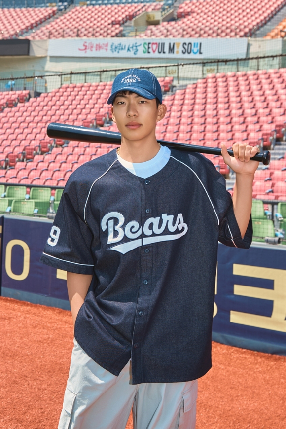 스파오x두산베어스 협업 제품을 착용한 두산베어스 외야수 김민석 선수. [사진=스파오]
